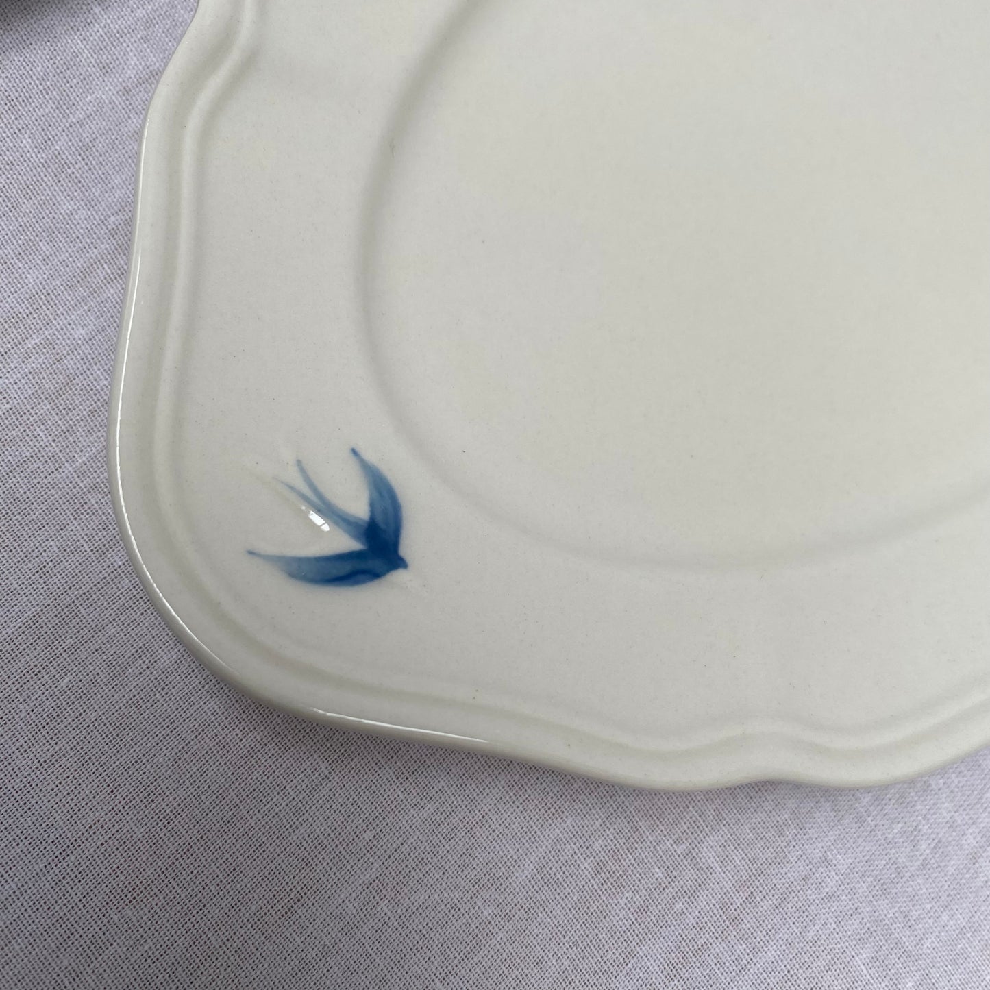 Swallow serving plate